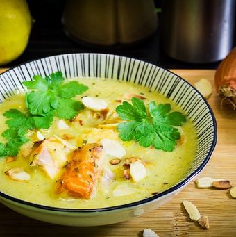 Melanzani-Kokos-Suppe mit Hühnerfleisch